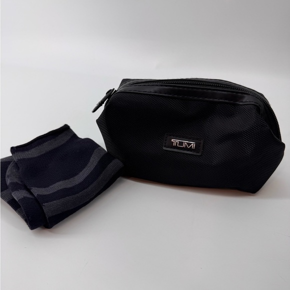 Tumi Travel Pouch Bag Delta Black Zip Socks and tissues Airlines bag New - Picture 1 of 3